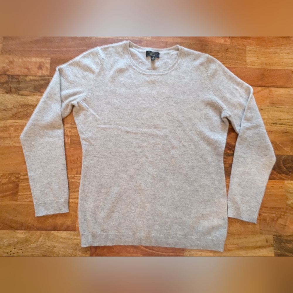 Luxury 100% cashmere sweater size medium, light gray excellent condition